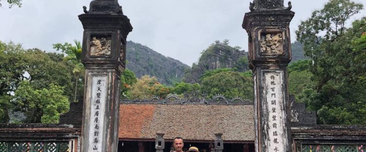 HANOI VOLUNTEER TOUR GUIDES